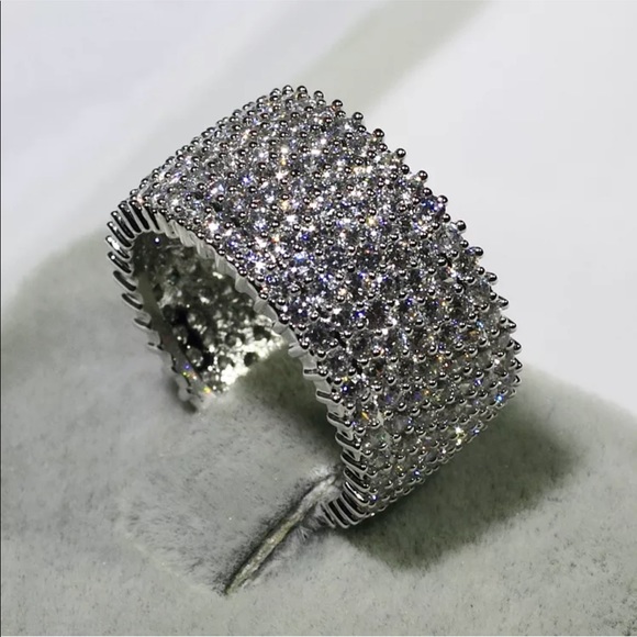 Gorgeous 18K White Gold Filled Ring - Picture 5 of 5